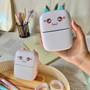 Mini Impressora Térmica Bluetooth portátil imprimindo uma foto diretamente do celular sem utilizar tinta.
